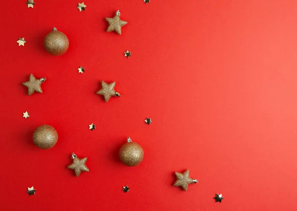 Julens Sammansättning Jul Gyllene Dekorationer Röd Bakgrund Platt Låg Ovanifrån — Stockfoto