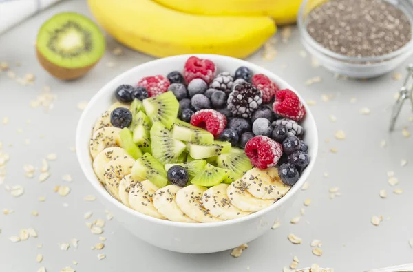 Healthy Breakfast Smoothie Bowl Topped Raspberries Blueberries Kiwi Bananas Blackberry — Stock Photo, Image