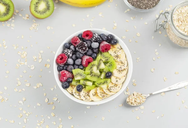 Tazón Batido Saludable Desayuno Cubierto Con Frambuesas Arándanos Kiwi Plátanos —  Fotos de Stock