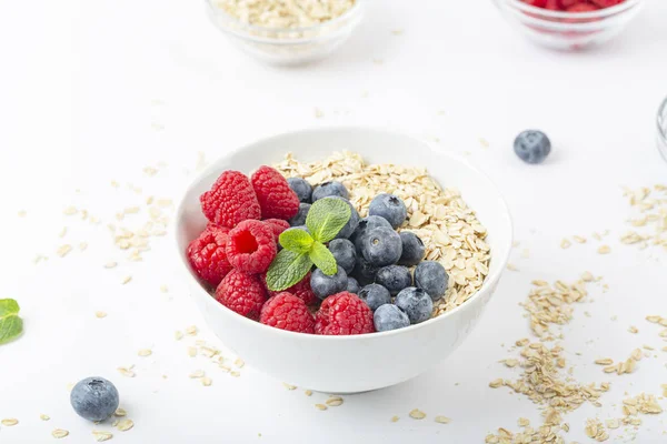 Desayuno Batido Con Granola Frambuesas Frescas Arándanos Menta Sobre Fondo —  Fotos de Stock