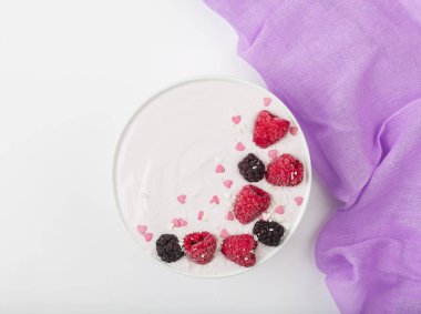 Yoğurtlu smoothie kasesi, taze ahududu, yaban mersini, böğürtlen, hindistan cevizi gevreği ve granola. Sağlıklı yemek.. 