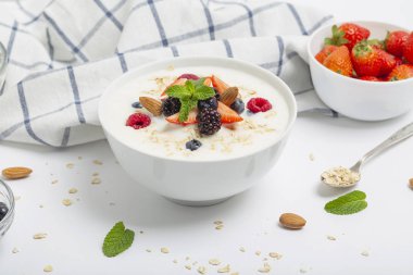 Tahıllı yoğurt, taze çilek, ahududu, yabanmersini, böğürtlen, badem ve nane. Sağlıklı atıştırmalıklar. Kahvaltı hazır.. 