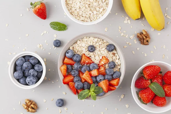 Tazón Batido Saludable Con Granola Fresas Frescas Arándanos Plátanos Yogur —  Fotos de Stock