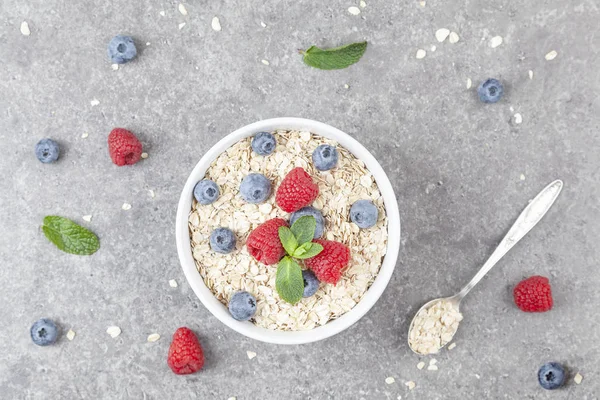 Cuenco Granola Avena Con Frambuesas Frescas Arándanos Menta Para Desayuno —  Fotos de Stock