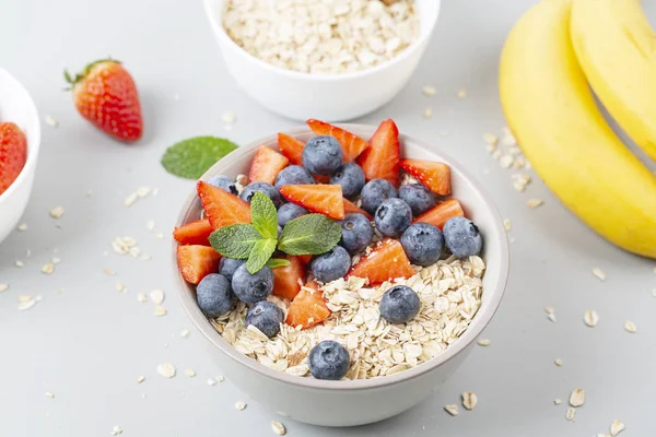 Tazón Batido Saludable Con Granola Fresas Frescas Arándanos Plátanos Yogur —  Fotos de Stock