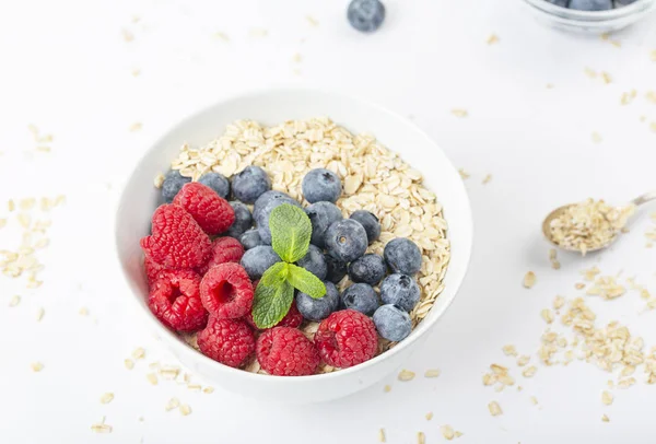 Desayuno Batido Con Granola Frambuesas Frescas Arándanos Menta Sobre Fondo —  Fotos de Stock