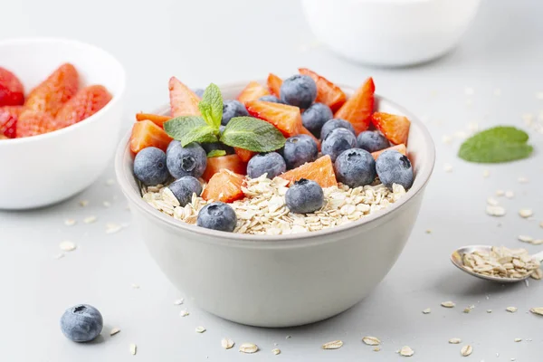 Tazón Batido Saludable Con Granola Fresas Frescas Arándanos Plátanos Yogur —  Fotos de Stock