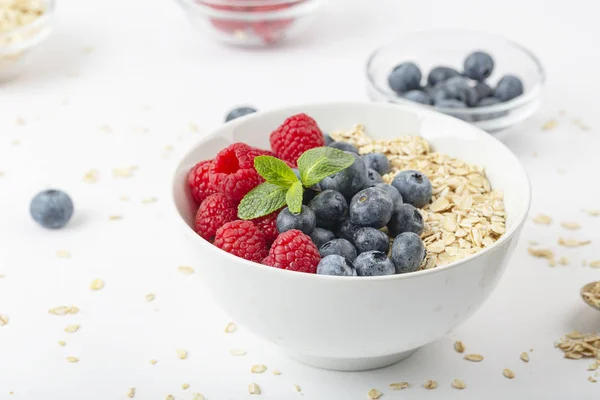 Desayuno Batido Con Granola Frambuesas Frescas Arándanos Menta Sobre Fondo —  Fotos de Stock