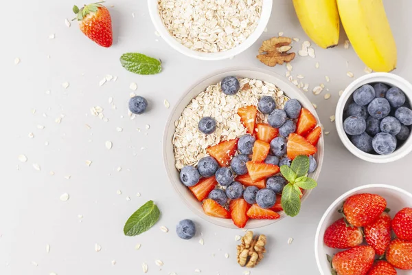 Tazón Batido Saludable Con Granola Fresas Frescas Arándanos Plátanos Yogur —  Fotos de Stock