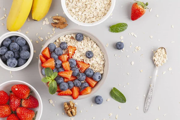 Tazón Batido Saludable Con Granola Fresas Frescas Arándanos Plátanos Yogur —  Fotos de Stock