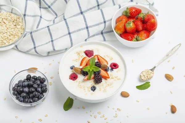 Yogur Con Granola Fresas Frescas Frambuesa Arándanos Moras Almendras Menta —  Fotos de Stock