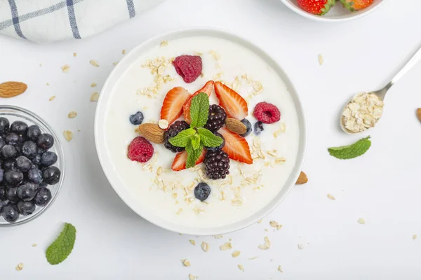 Yogur Con Granola Fresas Frescas Frambuesa Arándanos Moras Almendras Menta —  Fotos de Stock