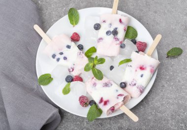 Sağlıklı karışık meyveli yoğurt, ahududu, yaban mersini ve nane. Bir grup ev yapımı meyveli yoğurt.. 
