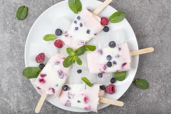 Paletas Yogur Bayas Mixtas Saludables Con Frambuesas Arándanos Menta Grupo Fotos de stock libres de derechos