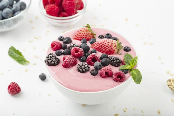 Smoothie Schüssel Mit Joghurt Müsli Und Gefrorenen Beeren Rosa Joghurt Stockfoto