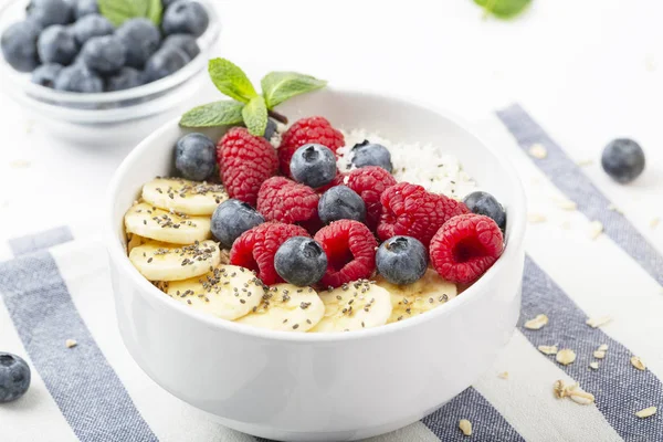 Batido Desayuno Con Granola Yogur Frambuesas Frescas Arándanos Plátanos Copos Imágenes de stock libres de derechos