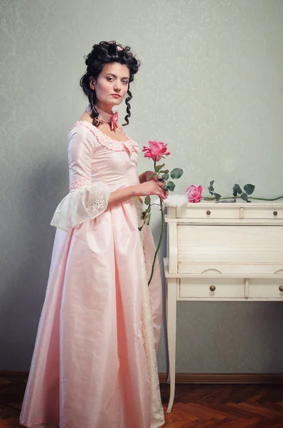 Senhora com uma rosa — Fotografia de Stock