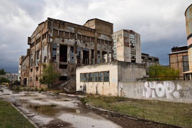 Bulutlu hava altında Hırvatistan terk edilmiş sanayi bölgesi.  