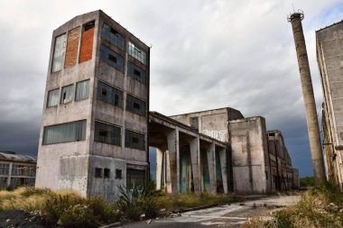 Bulutlu hava altında Hırvatistan terk edilmiş sanayi bölgesi.  