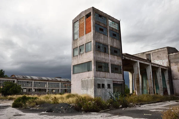 Zona Industrial Abandonada Croácia Sob Condições Meteorológicas Nubladas Fotos De Bancos De Imagens