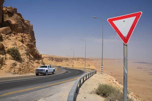 Ustupují Varování Dopravní Značky Dálnici Negevské Poušti Jižní Izrael — Stock fotografie