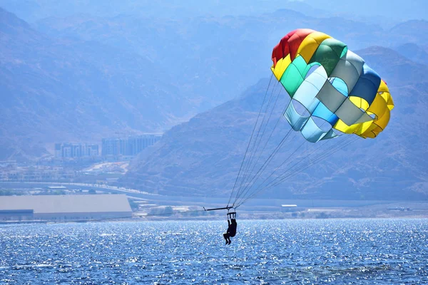 Eilat beach - İsrail resort city adlı Kızıldeniz, parasailing eğlence. 