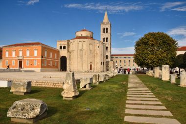 Zadar - ünlü tarihi Hırvat şehir St. Donatus kilisede çevresi. 