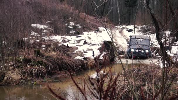 SUV στη λάσπη. Αργή κίνηση — Αρχείο Βίντεο