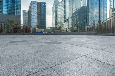 boş kaldırım ve City modern binalar