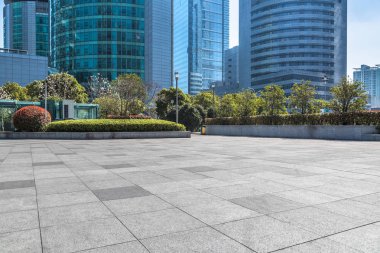 boş kaldırım ve City modern binalar