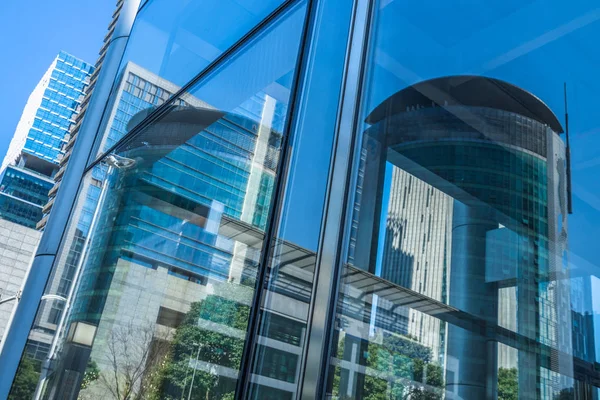 Detalles de la arquitectura Edificio moderno Fachada de vidrio Fondo empresarial — Foto de Stock