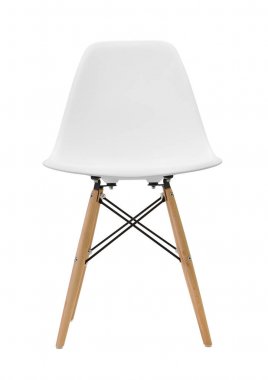 Beyaz arka plan üzerinde izole beyaz tahta bacak sandalyeler 