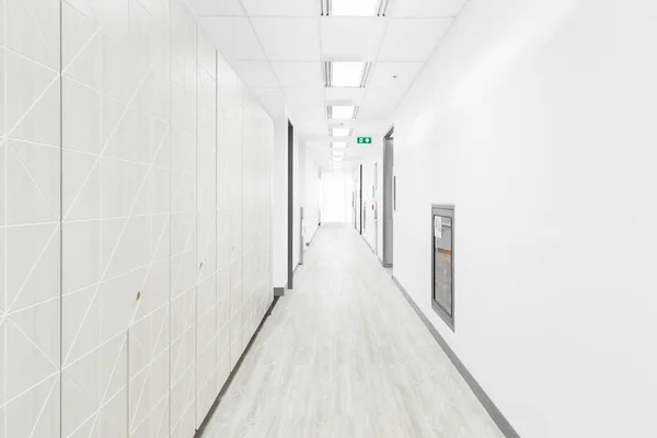 Пустой коридор в больнице — стоковое фото