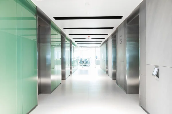 Пустой коридор с лифтом бизнес-здания — стоковое фото