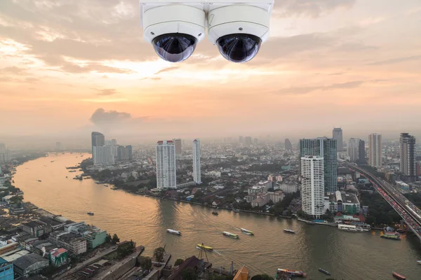 Câmera de segurança moderna no monitoramento da paisagem urbana — Fotografia de Stock