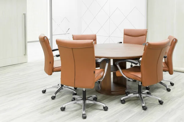 Встреча деревянного стола и коричневых стульев в конференц-зале — стоковое фото
