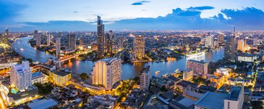 Alacakaranlık mahallinde chaophraya Nehri ile Panorama Bangkok şehir