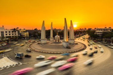 Gün batımı arka plan ile araba trafik