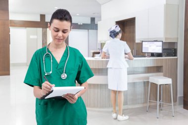 Hemşire hastanede tıbbi kayıt yazma