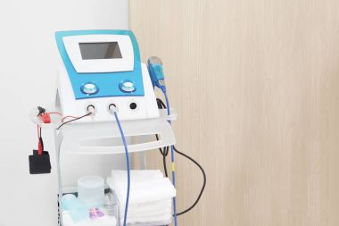 Elektrotlar elektrik masaj fizyoterapi odasında tıbbi donatımı