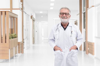 Kıdemli doktor gülümsemek hastane koridorunda