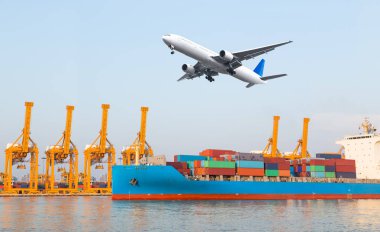 Konteyner kargo yük gemi Tersanesi lojistik ithalat ihracat arka plan için köprü yükleme vinç çalışma ile
