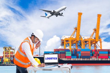 Yük konteyner kontrol ve veri için lojistik ithalat endüstriyel bir limanda kaydetmek için Telsiz konuşurken mühendis dockers arka plan vermek
