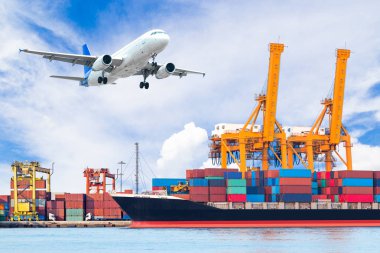 Konteyner kargo yük gemi Tersanesi lojistik ithalat ihracat arka plan için köprü yükleme vinç çalışma ile