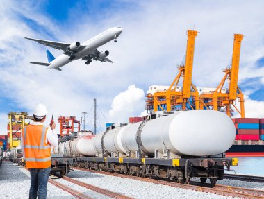 Radyo için denetim yük treni ile konuşurken rıhtım işçisi