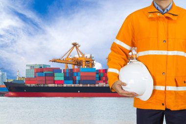 Emanet bir palto giyiyor ve kask tutan mühendisi dockers 