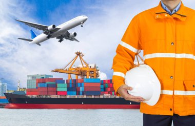 Emanet bir palto giyiyor ve kask tutan mühendisi dockers 