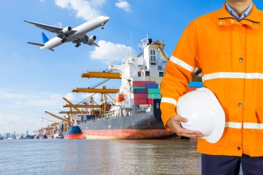 Emanet bir palto giyiyor ve kask tutan mühendisi dockers