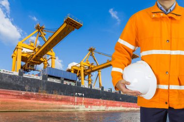 Emanet bir palto giyiyor ve kask tutan mühendisi dockers 