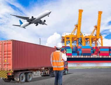Yük konteyner bir endüstriyel Harbor kontrol işçi yerleştirme 